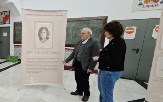 El alcalde, Antonio Bonilla, junto a la concejala de Igualdad, Almudena Jiménez.