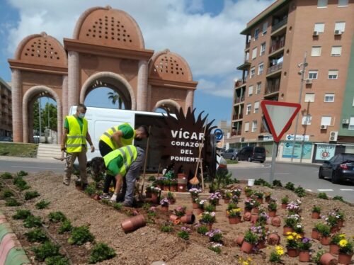 Imagen de archivo de trabajadores municipales realizando labores de jardinería.